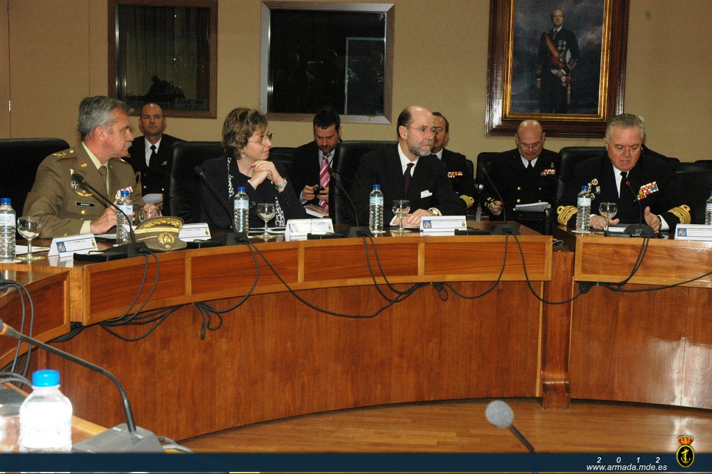 El AJEMA informa al Secretario de Estado de Defensa sobre la estructura, capacidades y proyectos de la Armada 